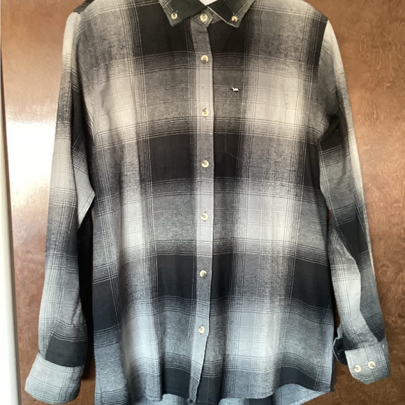 Peau de Loup long sleeve button down. - Picture 2 of 3